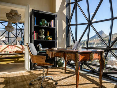 Kamer in The Silo Hotel met prachtig uitzicht over de Tafelberg in Kaapstad