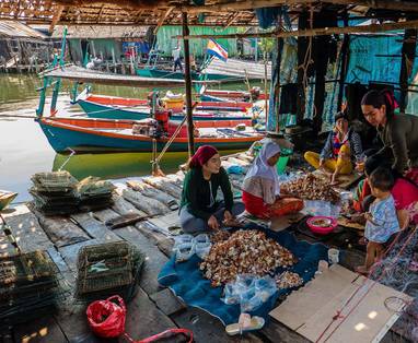 CM_4_Rivers_Floating_Lodge_Cambodja_cambodian-locals-preparing-seafood-at-river-dock