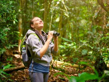 CM_4_Rivers_Floating_Lodge_Cambodja_woman-photographing-nature-in-jungle-while-trekking