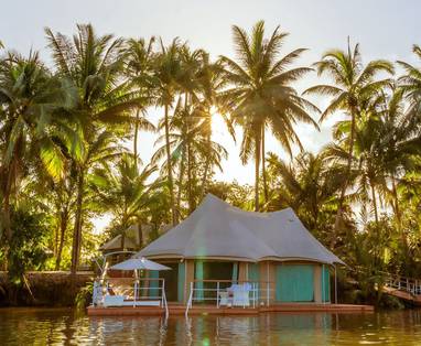 CM_4_Rivers_Floating_Lodge_Cambodja_floating-tents-and-outdoor-relaxation-area