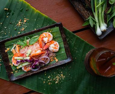 CM_4_Rivers_Floating_Lodge_Cambodja_restaurant_fine-dining-with-prawns-and-tropical-drink