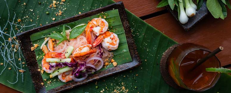 CM_4_Rivers_Floating_Lodge_Cambodja_restaurant_fine-dining-with-prawns-and-tropical-drink