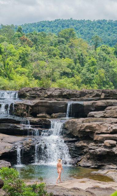 CM_4_Rivers_Floating_Lodge_Cambodja_rivier_woman-enjoying-waterfall-and-mountains