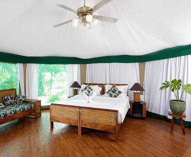 CM_4_Rivers_Floating_Lodge_Cambodja_slaapkamer_holiday-tent-with-ceiling-fan-and-nature-view