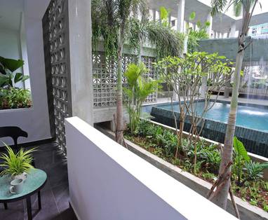 CM_Baitong_Urban_Resort_balkon_uitzicht_op_zwembad