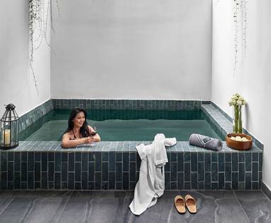 CM_Baitong_Urban_Resort_jacuzzi_in_tuin