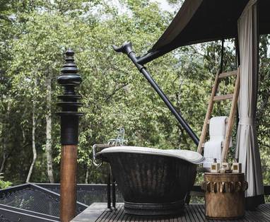 CM_Shinta_Mani_Wild_Bensley_bad_buiten_wild_tent_shinta-mani-foundation-tent-header-w1440h900