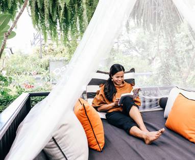 CM_Shinta_Mani_Siem_Reap_relax_bed_buiten_bcsmsr-sky-lounge