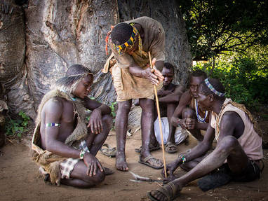 Bezoek lokaal Hadzabe dorp vanaf Gibb's Farm in Tanzania