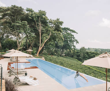 TZ_Gibbs_Farm_zwembad_Gibbs-Farm-Dive-into-the-sparkling-blue-pool-1