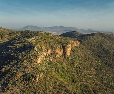 KE_Lewa_House_bovenaanzicht_omgeving_hills-w1280h720