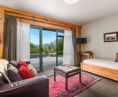 NZ_Rotorua_Koura_Loge_Suite_Room_(3)