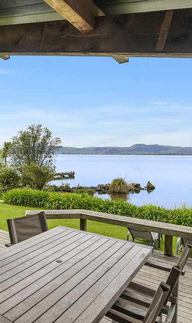 NZ_Rotorua_Koura_Loge_Dininig_room_deck_view