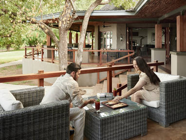 BW_Chobe_Chilwero_bar_SR002345