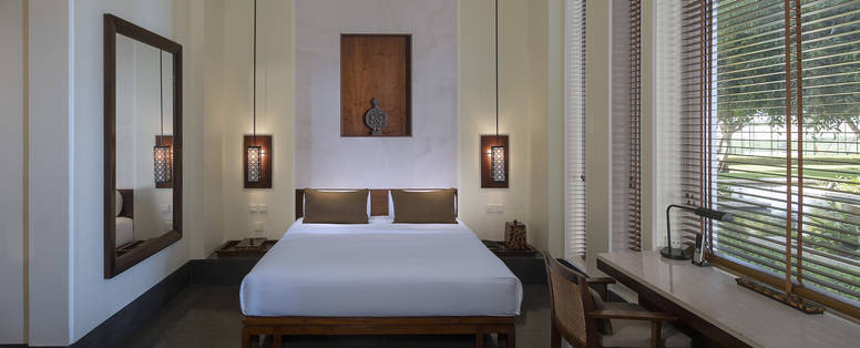 CMU-Room-Deluxe_Club_Room_(2)