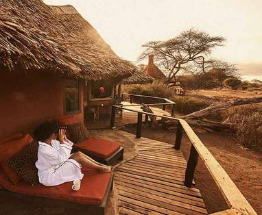 Wild spotten vanaf de veranda van Tawi Lodge in Kenia