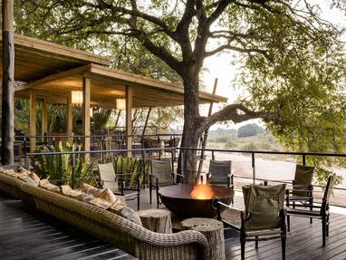 Singita-_Ebony_lodge-_algemene_lounge-_Sand_rivier-_uitzicht-min