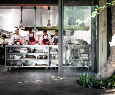 Singita-_Ebony_lodge-_interactive_kitchen-min