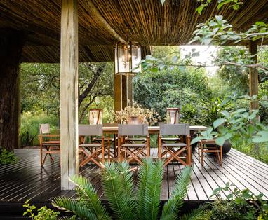 Singita-_Ebony_lodge-_villa_buiten_eetgedeelte_-min-min