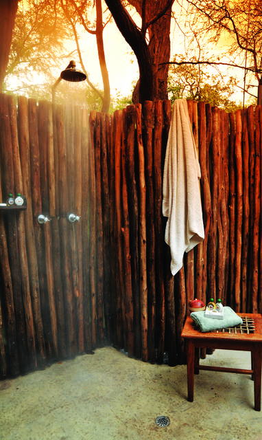 buiten douche bij The Hide in Zimbabwe