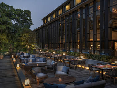 Buitenterras met sfeerverlichting bij Four Seasons Hotel Kyoto