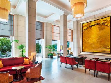 Moderne lounge met kunst bij The St. Regis Hotel in Osaka
