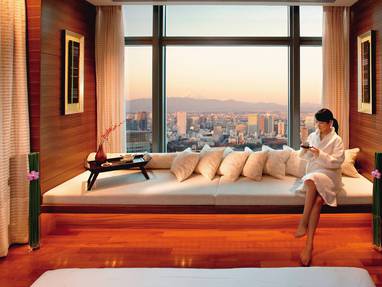 Vrouw met Japanse thee in spa van Mandarin Oriental in Tokio