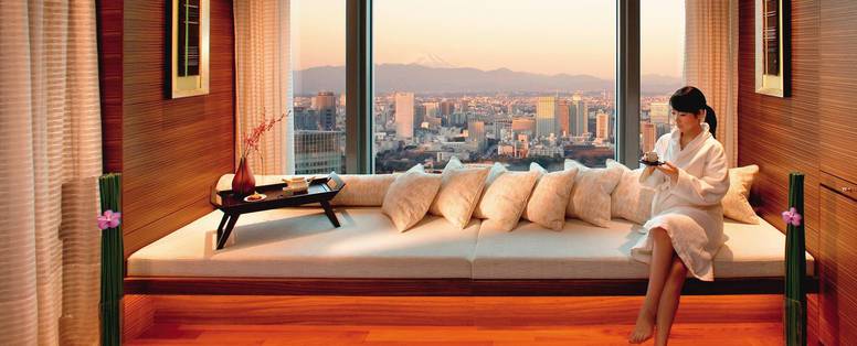 Vrouw met Japanse thee in spa van Mandarin Oriental in Tokio