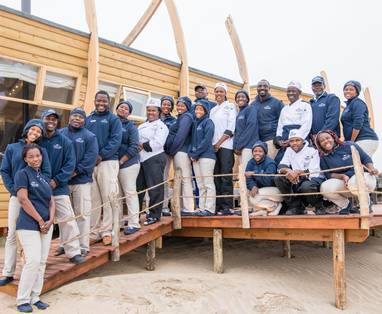staff foto bij shipwreck lodge in Namibië