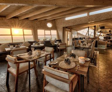 eetruimte en algemene lounge bij shipwreck lodge in Namibië