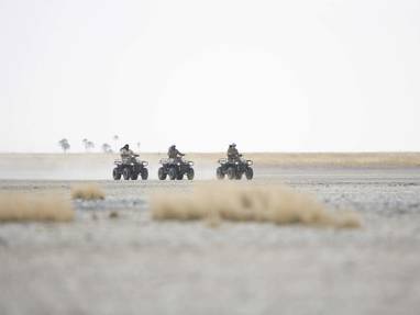 Zoutvlaktes verkennen met quads