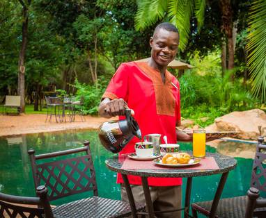 Lokuthula Lodge - Boma Cafe bij het zwembad - service