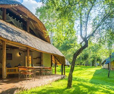 Lokuthula Lodge- Groene tuinen met comfortabele huisjes