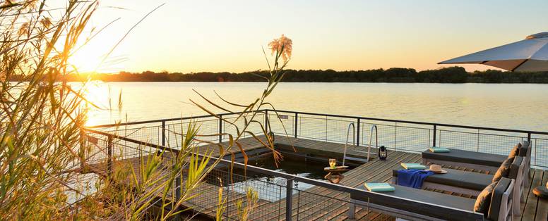 Bakwena_lodge_-_omheinde_zwembad_in_chobe_rivier_-_botswana_-_chobe_nat_-_kopie
