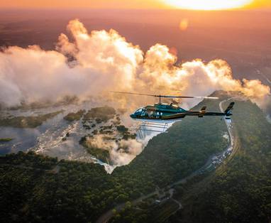 helikopter vlucht over de victoria watervallen in zimbabwe