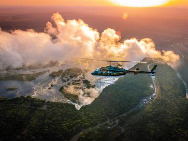 helikopter vlucht over de victoria watervallen in zimbabwe