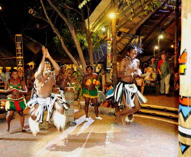 Lokuthula_Lodge_-_Zimbabwe_-_thema_avond_in_de_boma1