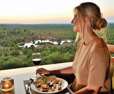 Lokuthula_Lodge_-_Zimbabwe_-_Diner_met_zicht_op_de_drinkplaats