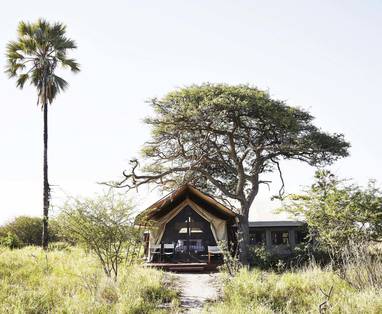 Vooraanzicht tenten bij Camp Kalahari in Botswana