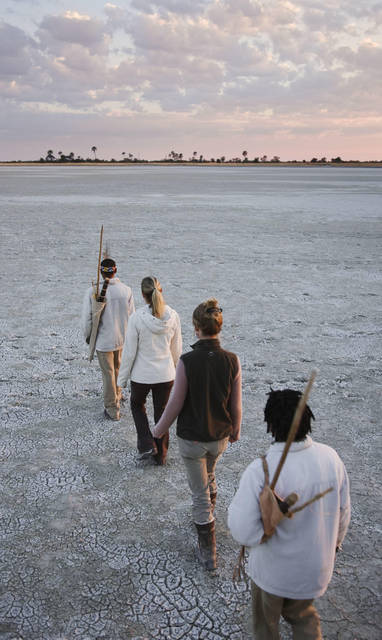 Bushwandeling door de zoutvlaktes bij Camp Kalahari in Botswana