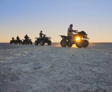 Quad excursie over de zoutvlaktes bij Camp Kalahari in Botswana