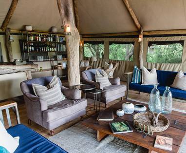 Lounge inrichting in de algemene ruimte bij Sango Safari Camp in Botswana