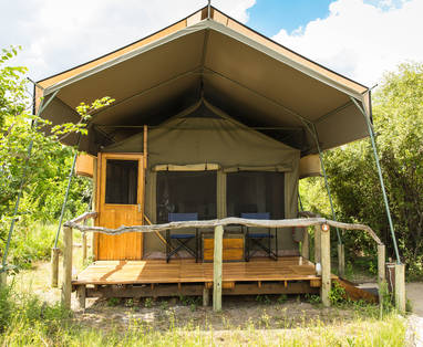 Voor aanzicht tent bij Sango Safari Camp in Botswana