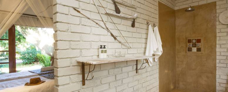Badkamer bij Musango Safari Camp in Zimbabwe
