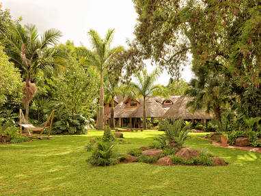 hoofdgebouw vanuit de tuinen bij Amanzi Lodge in Harare