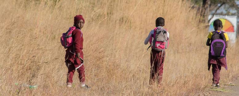 lokale gemeenschap bij Big Cave Camp in Zimbabwe