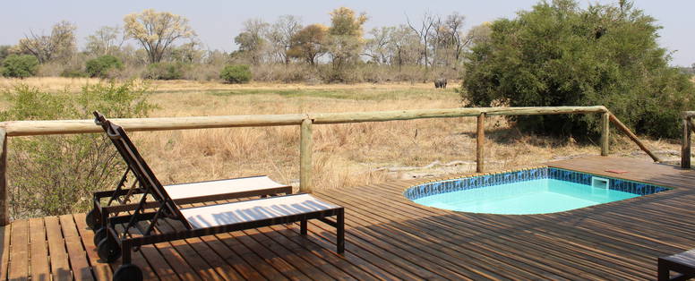 Plunge pool met zicht op de rivier bij Sango Safari Camp in Botswana