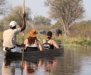 Mokoro tocht tijdens de watersafari van Sango Safari Camp in Botswana