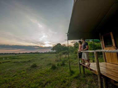 Buitendek met zicht op de rivier bij Sango Safari Camp in Botswana