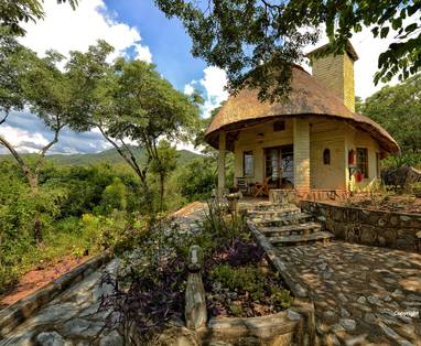 Buiten aanzicht van de Chalets bij Musangano Lodge in Zimbabwe